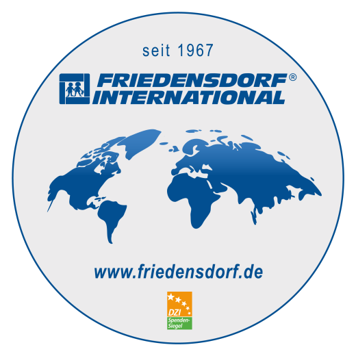Rundes Logo des Hilfswerks »Friedensdorf International«: oben Schriftzug »seit 1967«, darunter blaue Wortmarke mit stilisiertem Kindersymbol, mittig Weltkarte in Blau, unten Webadresse »www.friedensdorf.de« und DZI-Spenden­siegel.