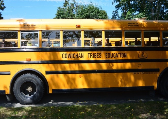 Gelber Schulbus mit seitlicher Beschriftung ‚Cowichan Tribes Education‘, Transportservice der Cowichan First Nation.