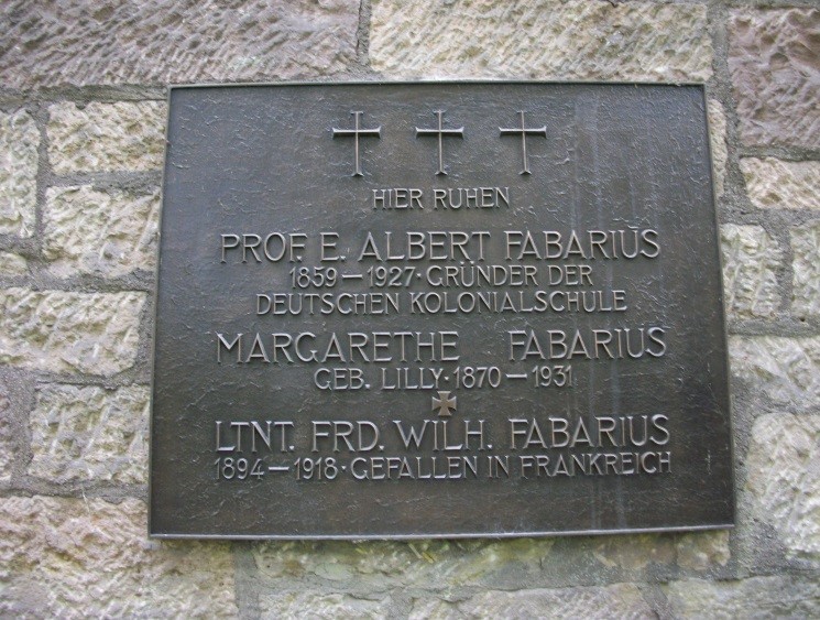 Bronzeplatte in einer Bruchsteinwand: Inschrift erinnert an Prof. E. Albert Fabarius (1859–1927), Gründer der Deutschen Kolonialschule, seine Frau Margarethe und den im Ersten Weltkrieg gefallenen Sohn Friedrich Wilhelm.