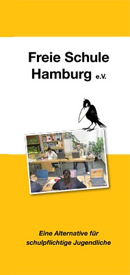 Titelseite eines gelb-weißen Flyers der Freien Schule Hamburg e. V.: mittig Schriftzug ‚Freie Schule Hamburg‘ mit kleinem Raben-Logo; darunter Foto eines Klassenraums mit Computerarbeitsplätzen; Slogan ‚Eine Alternative für schulpflichtige Jugendliche‘.