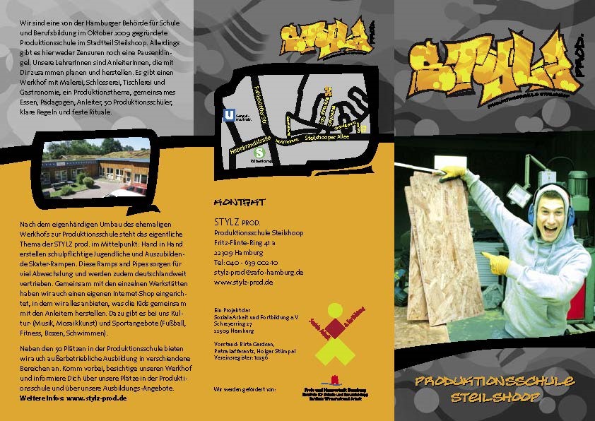 bunt gestalteter Info-Flyer der Produktionsschule Steilshoop: links Text- und Lageplan, rechts Graffiti-Logo und Foto eines lächelnden Schülers, der in der Werkstatt eine Sperrholzplatte präsentiert.