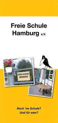 Titelseite eines zweiten Flyers der Freien Schule Hamburg e. V.: gelb-weißes Layout, links unten Foto mit Eingangsschild der Schule und Café-Tisch, rechts ein gezeichnetes Raben-Logo; Unterzeile ‚Noch ’ne Schule? Und für wen?‘.