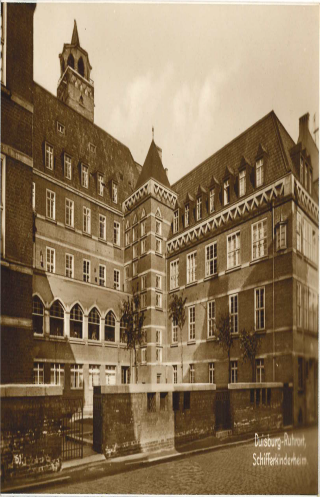 Sepiafarbene Postkarte um 1920 – Backstein-Komplex des Schifferkinderheims in Duisburg-Ruhrort mit turmartigem Mittelrisalit und Innenhoffront.